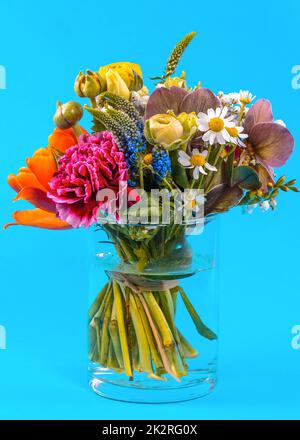 Fiori primavera disposizione in un vaso di vetro Foto Stock