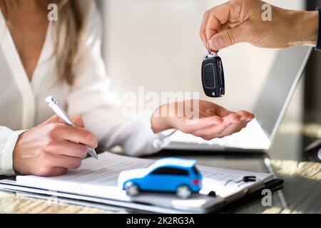 Ricezione della chiave auto dagli addetti alle vendite Foto Stock