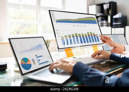 Analista dei dati che utilizza il KPI di Data Analytics Foto Stock