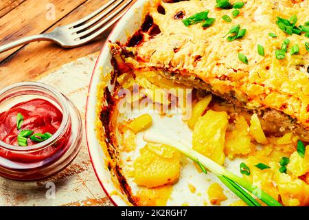 Carne al forno con patate e formaggio. Foto Stock