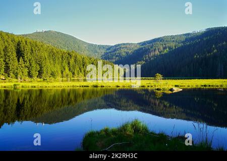 Bellissimo piccolo lago Arber nella Foresta Bavarese, Germania. Vista sul monte GroÃŸer Arber. Foto Stock