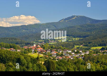 Lam, una piccola cittadina nella Foresta Bavarese.View per il monte GroÃŸer Arber con le sue due torri. Baviera, Germania. Foto Stock