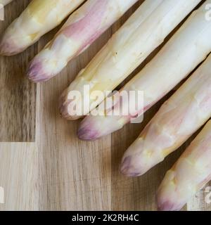 Asparagi bianchi pelati su un tavolo da cucina Foto Stock