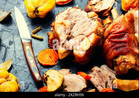 Carne al forno con frutta autunnale Foto Stock