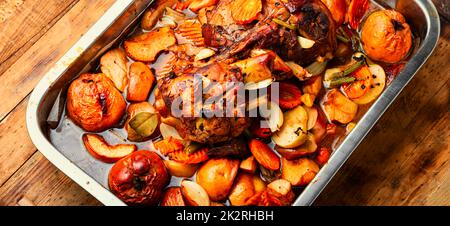 Carne al forno con frutta autunnale Foto Stock