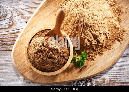 Composizione con una ciotola di coriandolo macinato Foto Stock