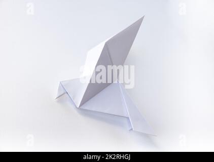 Carta colomba origami isolato su uno sfondo bianco Foto Stock