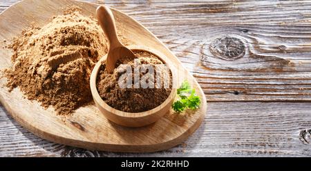 Composizione con una ciotola di coriandolo macinato Foto Stock