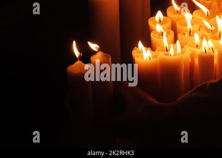 Candele di illuminazione nella cappella di nostra Signora dalla Kamenita vrata (porta di pietra) a Zagabria per ricordare e onorare i defunti cari Foto Stock