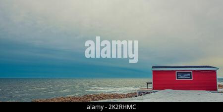 Casa solitaria rossa sul mare nella penisola di kamchatka Foto Stock