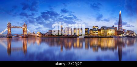 vista panoramica sullo skyline di londra dopo il tramonto Foto Stock