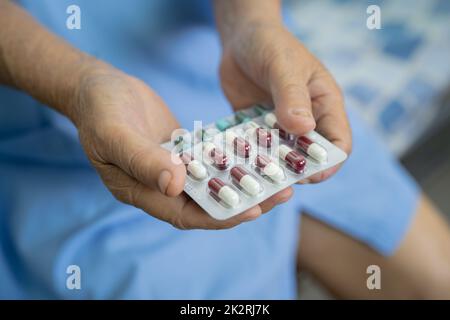 Asian anziano anziano donna anziana che tiene la vitamina C pillole farmaco in mano, sano forte concetto medico. Foto Stock