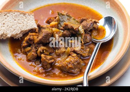 Goulash di manzo ceco servito con pane Foto Stock