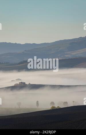 Tipico paesaggio autunnale mattutino toscano, Val D'Orcia, Toscana, Italia Foto Stock