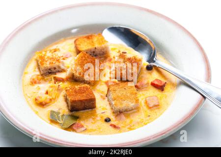 zuppa di cavolo con carne affumicata e pane tostato Foto Stock