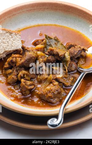 Goulash di manzo ceco servito con pane Foto Stock