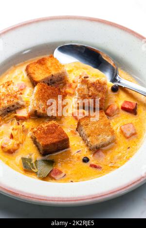 zuppa di cavolo con carne affumicata e pane tostato Foto Stock