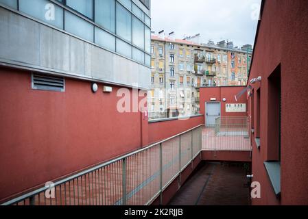 Città di Rijeka, edificio vecchio accanto a nuovi edifici moderni Foto Stock