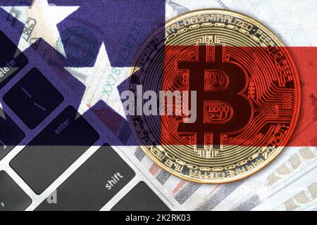 Monete d'oro Bitcoins e banconote americane con bandiera statunitense Foto Stock