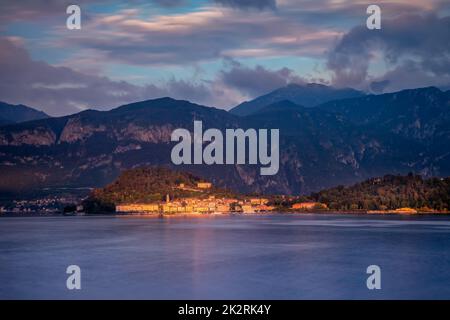 Montagne e skyline di Bellagio, vista dal lago di Como al tramonto, Italia settentrionale Foto Stock