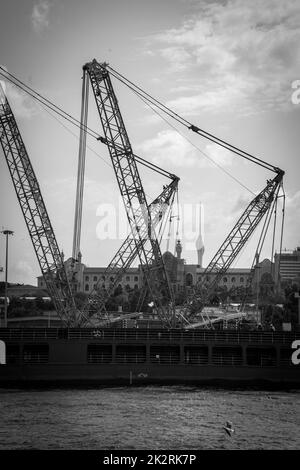 Una scala di grigi verticale della costruzione Foto Stock