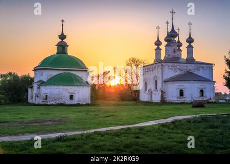 Chiesa ortodossa al tramonto d'oro, Suzdal, Russia Foto Stock