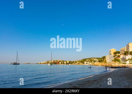 Palma, Maiorca, Spagna. 17 luglio 2022 - Cala maggiore spiaggia, a ovest della città, e alcune barche a vela ormeggiate Foto Stock