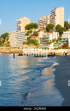 Palma, Maiorca, Spagna. 17 luglio 2022 - Cala Major spiaggia, appartamenti e alberghi Foto Stock