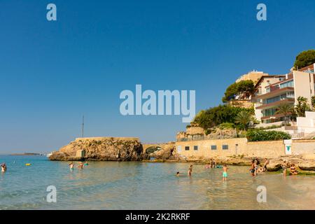 Palma, Maiorca, Spagna. 17 luglio 2022 - es Pujolar sulla spiaggia di Cala Major, un piccolo ponte verso una piccola isola vicino alla costa. Sullo sfondo la torre i Foto Stock