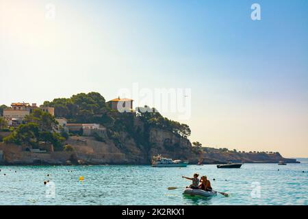 Palma, Maiorca, Spagna. 17 luglio 2022 - Barche a Cala Major spiaggia. Tra i pini il Palazzo Marivent Foto Stock