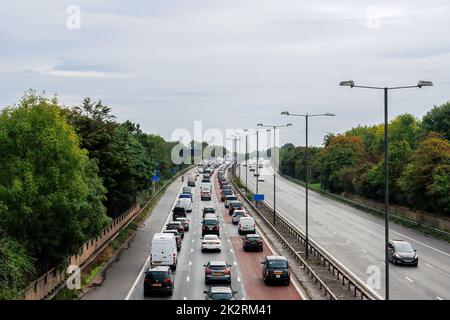Traffico pesante e lento delle ore di punta mattutine sull'autostrada M4, Londra Foto Stock