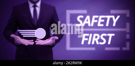 Scrittura visualizzazione del testo sicurezza prima. Parola per evitare qualsiasi rischio non necessario vivere in modo sicuro prestare attenzione Foto Stock