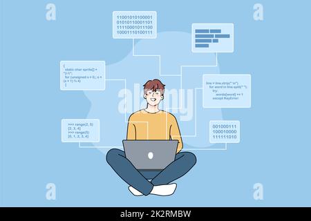 Sorridente ingegnere software che scrive codici sul computer Foto Stock