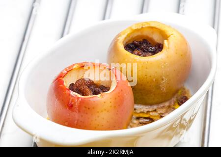 mele dolci cotte con uvetta Foto Stock