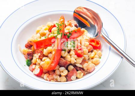 miscela di piselli gialli e pancetta servita con pepe rosso e peperoncino Foto Stock