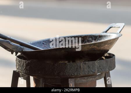 Pentola di ferro messa sulla stufa Foto Stock