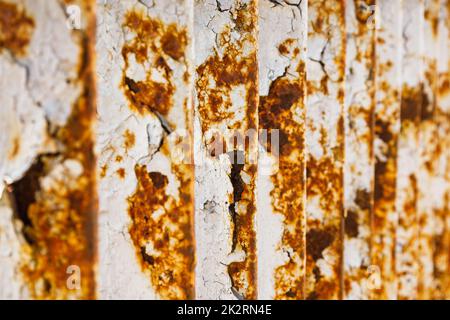 Fondo di rosticcioso della struttura della ringhiera del ponte con vernice bianca screpolata Foto Stock