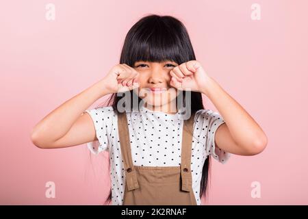 Bambino asiatico 10 anni cattivo umore suo pianto strofinare le lacrime con le dita Foto Stock