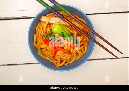 Tirata a mano di spaghetti ramen Foto Stock