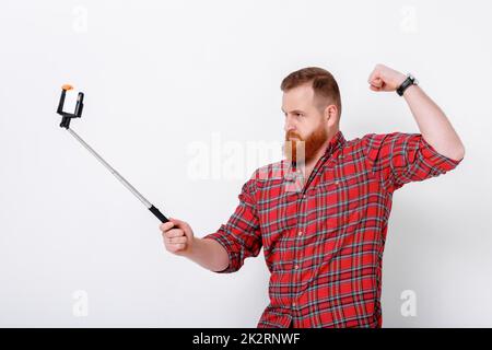 L'uomo fa selfie sul telefono Foto Stock