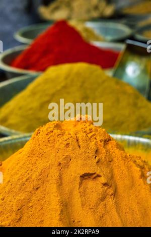 Curcuma curcuma in polvere e peperoncino nel mercato delle spezie in India Foto Stock