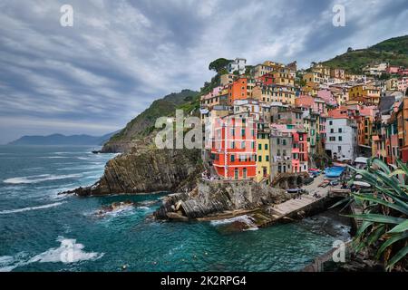 Borgo di Riomaggiore, Cinque Terre Liguria, Italia Foto Stock