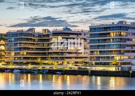 Moderni edifici di appartamenti sul fiume Sprea a Berlino AT crepuscolo Foto Stock