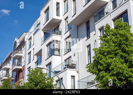 Moderno edificio di appartamenti bianco visto a Berlino, Germania Foto Stock