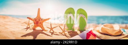 Accessori da spiaggia sulla sabbia del mare in estate. Foto Stock