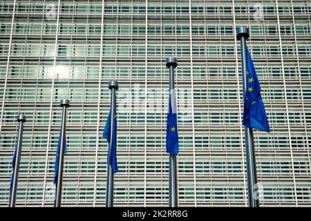 Bandiere dell'Unione europea davanti alla costruzione della Commissione europea in background. Bruxelles, Belgio Foto Stock