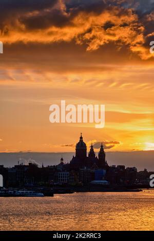 Paesaggio urbano di Amsterdam skyline con la Chiesa di San Nicola su Foto Stock