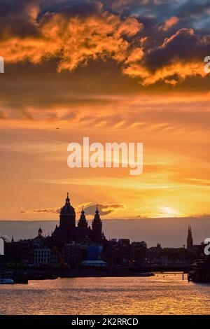 Paesaggio urbano di Amsterdam skyline con la Chiesa di San Nicola su Foto Stock