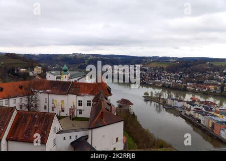 Vista sul Danubio e sui fiumi Inn da teste Oberhaus vicino a Passau Foto Stock