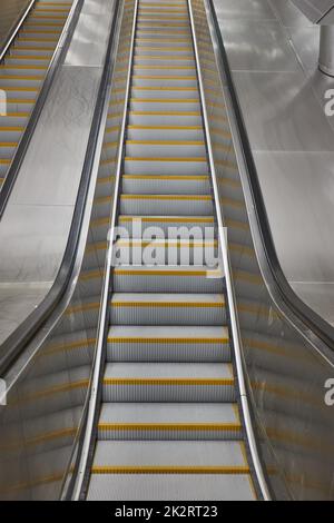 Scala mobile di una stazione della metropolitana Foto Stock